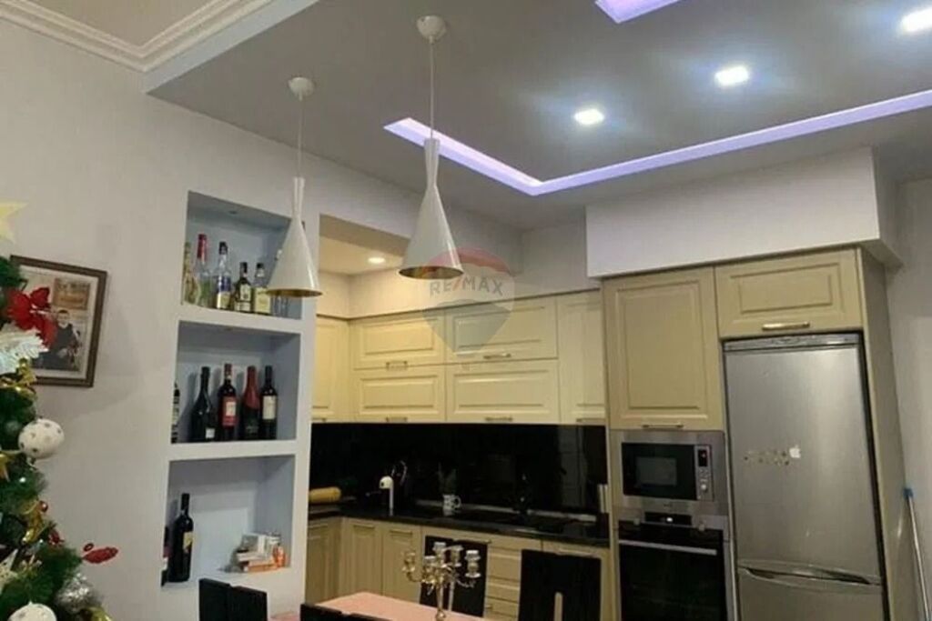 Apartament 2+1 me Garazh për Shitje në Lungomare, Vlorë