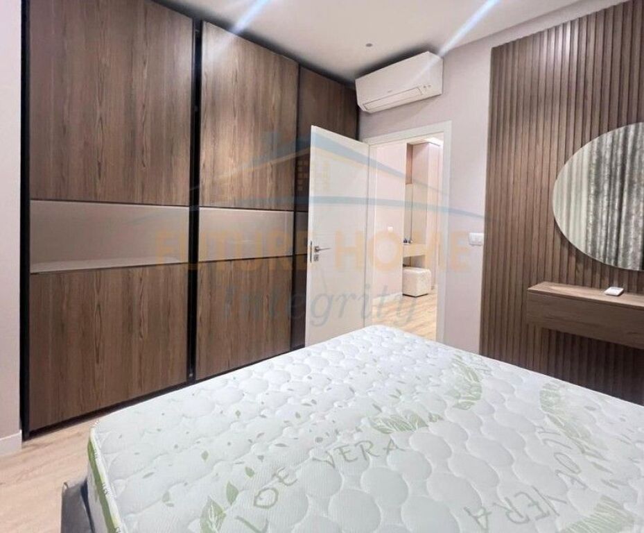 Rent, Apartment 3+1+2+2 Parking spaces, Red School, Tirana.