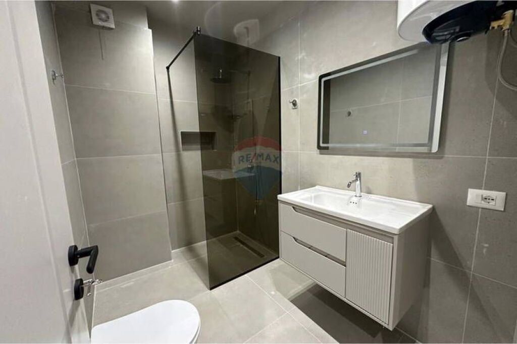 Shitet apartament tek Usluga