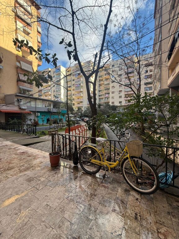 Biznes, Komuna e Parisit!