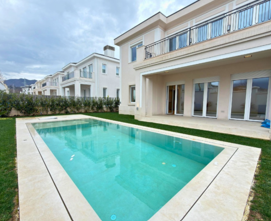 🏡 Vilë Luksoze për Shitje – Rolling Hills 2