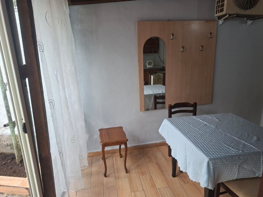 1+1,furnished private entrance,at the barricades center,450 euro
