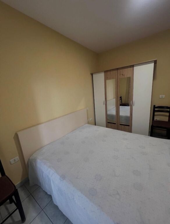 🏢Komuna e Parisit,jepet me qera apartament 1+1,i mobiluar 55,000Leke  (I diskutueshem )