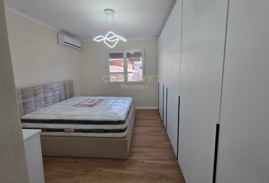 Shitet apartament 1+1 ne allias,pran spitalit amerikan 2