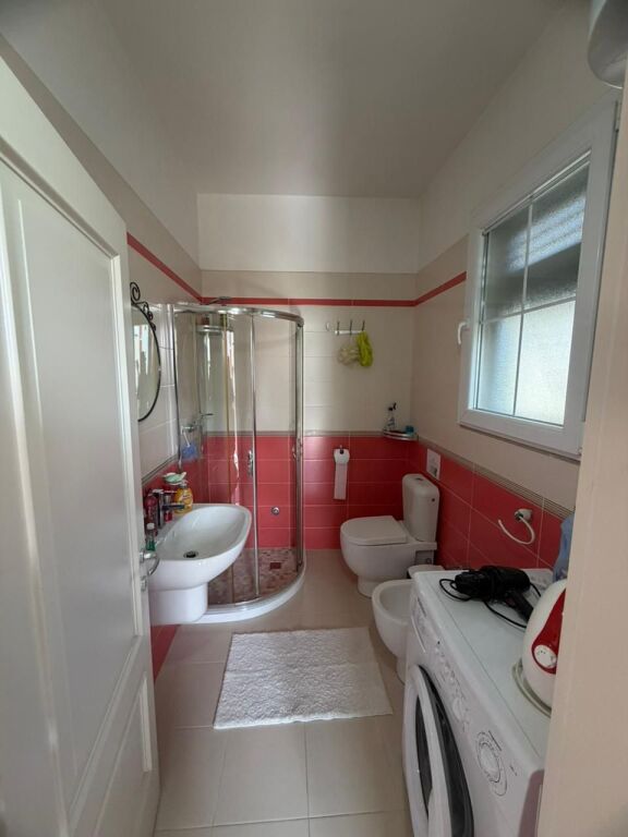 Me qira, Kati i dytë i një shtëpie private, Qendra, Durrës