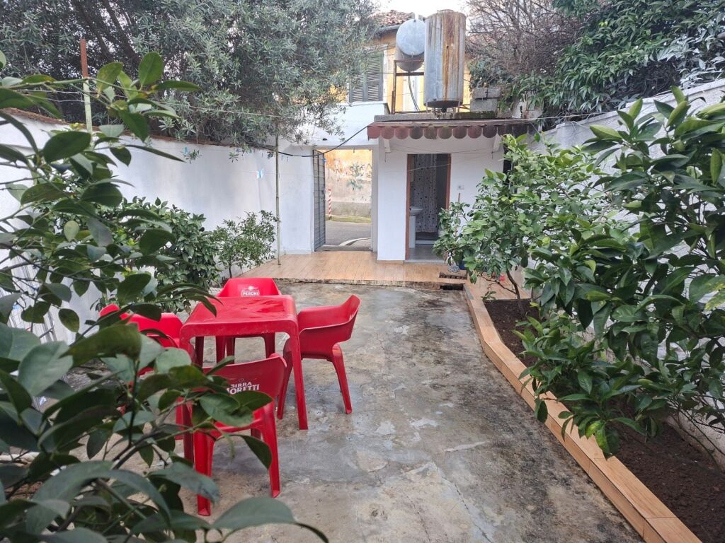 1+1,furnished private entrance,at the barricades center,450 euro