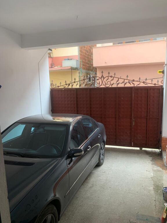 Apartament 1+1 me qira 2 minuta nga rrethrrotullimi i shkozes.