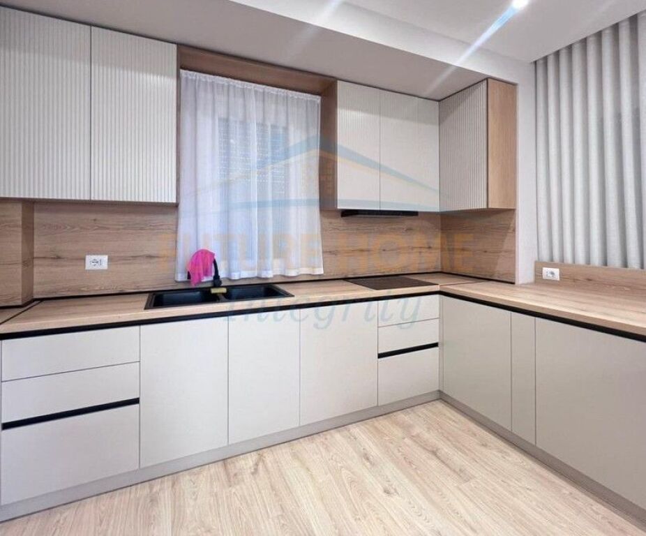 Rent, Apartment 3+1+2+2 Parking spaces, Red School, Tirana.