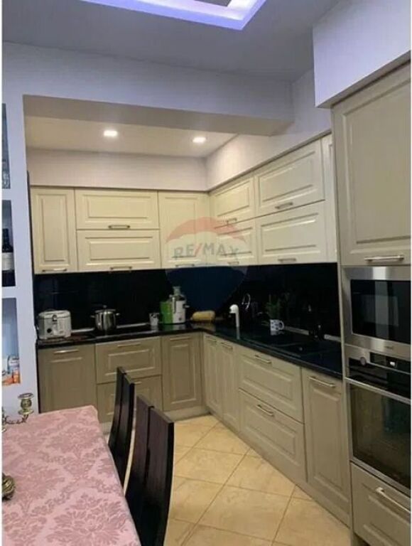 Apartament 2+1 me Garazh për Shitje në Lungomare, Vlorë