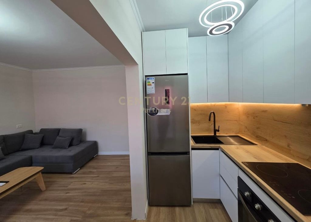 Shitet apartament 1+1 ne allias,pran spitalit amerikan 2