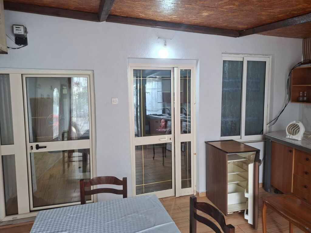 1+1,furnished private entrance,at the barricades center,450 euro