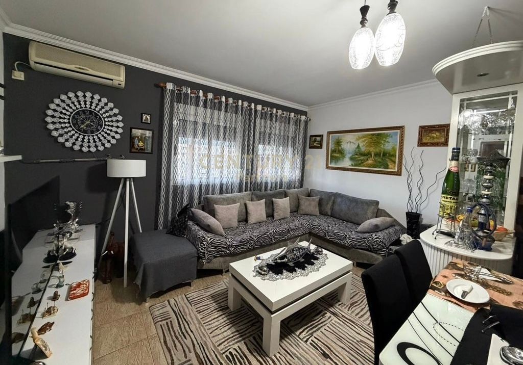APARTAMENT 2+1 NE RRUGE KAVAJES!
