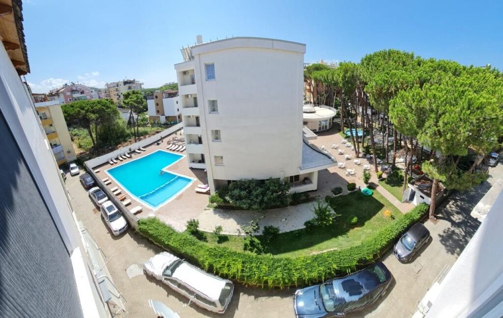 Shitet Penthouse Ne Golem