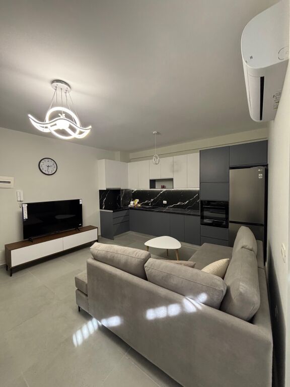 Apartament me qera 2+1+🅿️tek Rruga Durresit prane Coloseut 900€