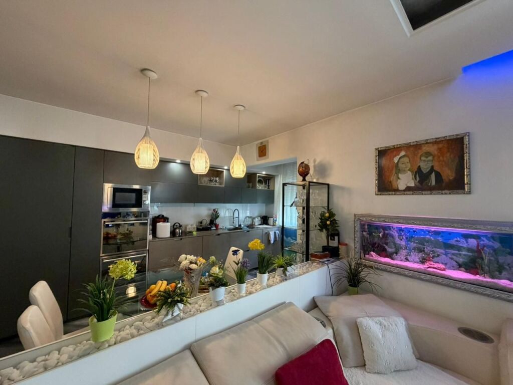 Shitet Super Apartament 3+1+2 + Garazh