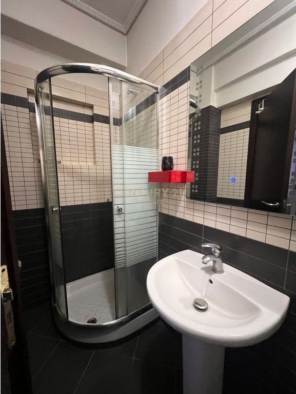 APARTAMENT 1+1 ME POST PARKIMI ME QIRA TEK KOMPLEKSI DELIJORGJI 700 € /Muaj