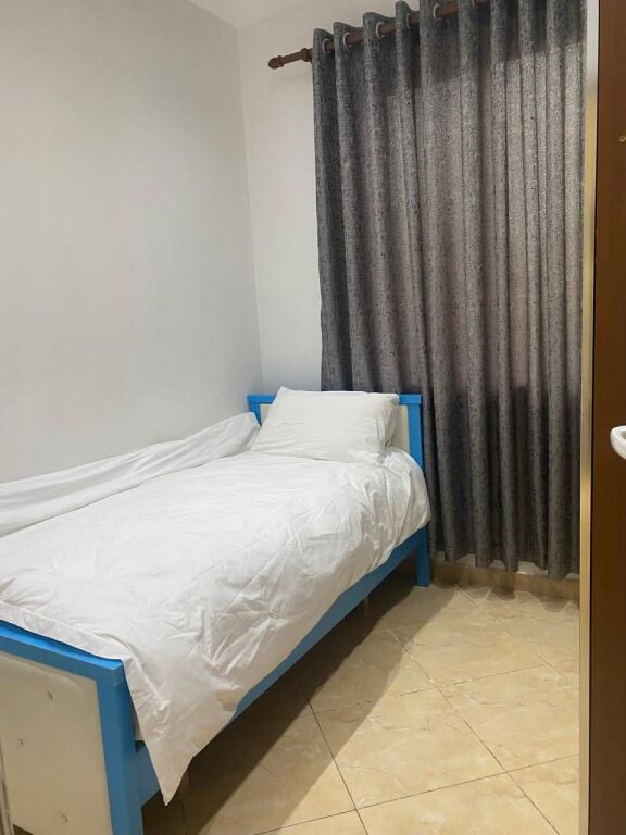 Jepet me qira apartament në shtëpi private – pranë shkollës “Sarina 2002”(tek treshi),Tiranë. 🏠 Tipologji: 3+1  📍 Kati: i parë  Apartamenti është tërësisht i mobiluar dhe i pajisur me elektro-shtëpiake bashkëkohore, me klasë energjetike A++ / A+++.  ✅ Çdo dhomë e pajisur me kondicioner  ✅ Ambient i bollshëm dhe funksional  ✅ I përshtatshëm për familje ose qëndrim afatgjatë  🔒 Ambjenti është i monitoruar me kamera sigurie nga jashtë  🚗 Oborr i bollshëm me portë automatike, parkim për 1–2 makina  💰 Çmimi: 450 € / muaj  🚘 Parkim i përfshirë