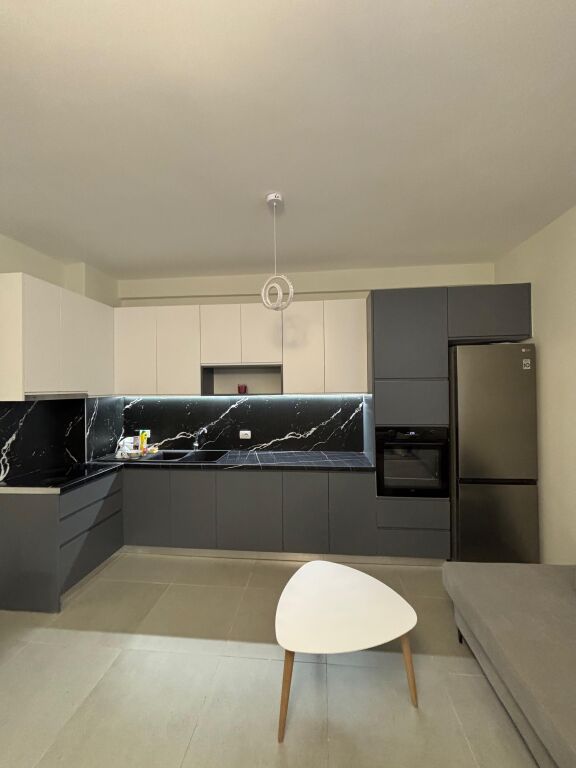 Apartament me qera 2+1+🅿️tek Rruga Durresit prane Coloseut 900€