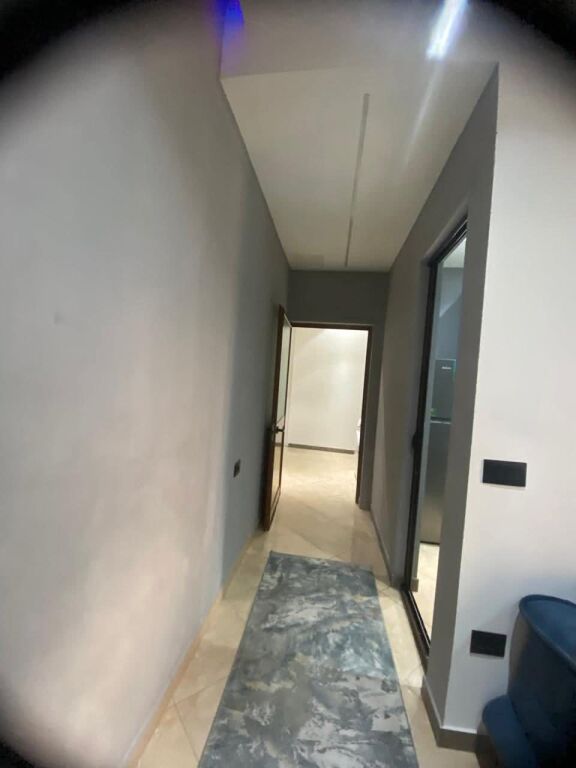 Jepet me qira apartament në shtëpi private – pranë shkollës “Sarina 2002”(tek treshi),Tiranë. 🏠 Tipologji: 3+1  📍 Kati: i parë  Apartamenti është tërësisht i mobiluar dhe i pajisur me elektro-shtëpiake bashkëkohore, me klasë energjetike A++ / A+++.  ✅ Çdo dhomë e pajisur me kondicioner  ✅ Ambient i bollshëm dhe funksional  ✅ I përshtatshëm për familje ose qëndrim afatgjatë  🔒 Ambjenti është i monitoruar me kamera sigurie nga jashtë  🚗 Oborr i bollshëm me portë automatike, parkim për 1–2 makina  💰 Çmimi: 450 € / muaj  🚘 Parkim i përfshirë
