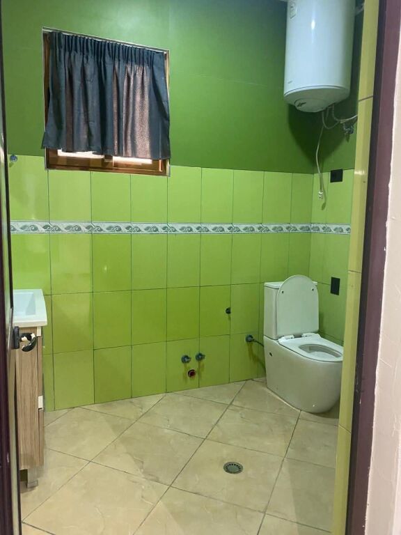 Jepet me qira apartament në shtëpi private – pranë shkollës “Sarina 2002”(tek treshi),Tiranë. 🏠 Tipologji: 3+1  📍 Kati: i parë  Apartamenti është tërësisht i mobiluar dhe i pajisur me elektro-shtëpiake bashkëkohore, me klasë energjetike A++ / A+++.  ✅ Çdo dhomë e pajisur me kondicioner  ✅ Ambient i bollshëm dhe funksional  ✅ I përshtatshëm për familje ose qëndrim afatgjatë  🔒 Ambjenti është i monitoruar me kamera sigurie nga jashtë  🚗 Oborr i bollshëm me portë automatike, parkim për 1–2 makina  💰 Çmimi: 450 € / muaj  🚘 Parkim i përfshirë