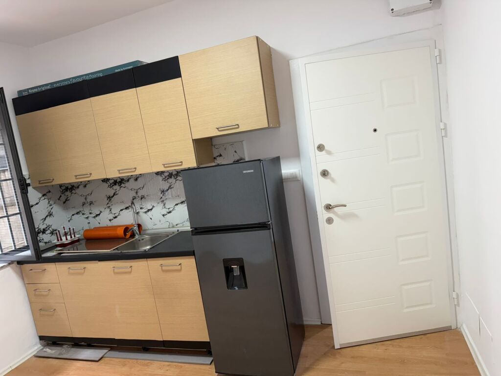 JEPET ME QIRA APARTAMENT 1+1 (për biznes / zyrë)