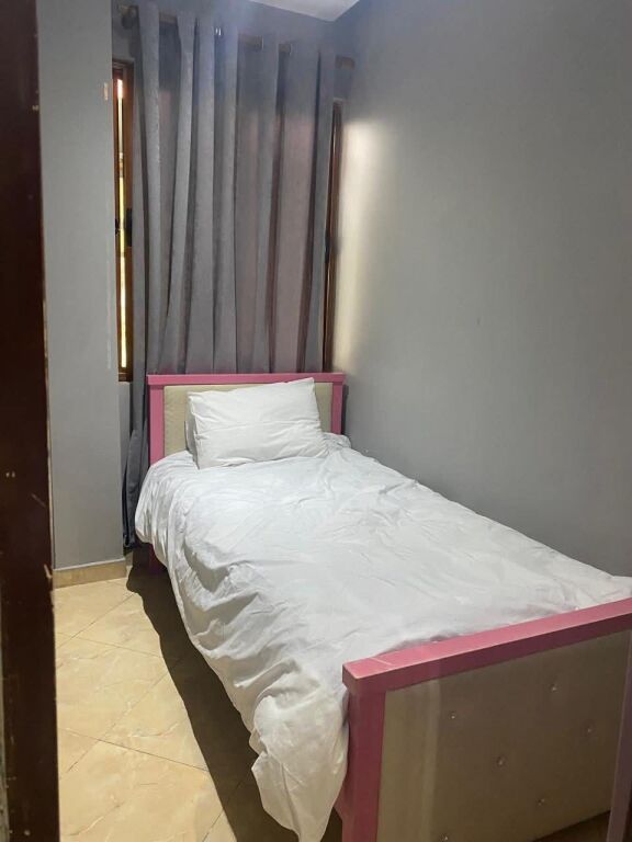 Jepet me qira apartament në shtëpi private – pranë shkollës “Sarina 2002”(tek treshi),Tiranë. 🏠 Tipologji: 3+1  📍 Kati: i parë  Apartamenti është tërësisht i mobiluar dhe i pajisur me elektro-shtëpiake bashkëkohore, me klasë energjetike A++ / A+++.  ✅ Çdo dhomë e pajisur me kondicioner  ✅ Ambient i bollshëm dhe funksional  ✅ I përshtatshëm për familje ose qëndrim afatgjatë  🔒 Ambjenti është i monitoruar me kamera sigurie nga jashtë  🚗 Oborr i bollshëm me portë automatike, parkim për 1–2 makina  💰 Çmimi: 450 € / muaj  🚘 Parkim i përfshirë
