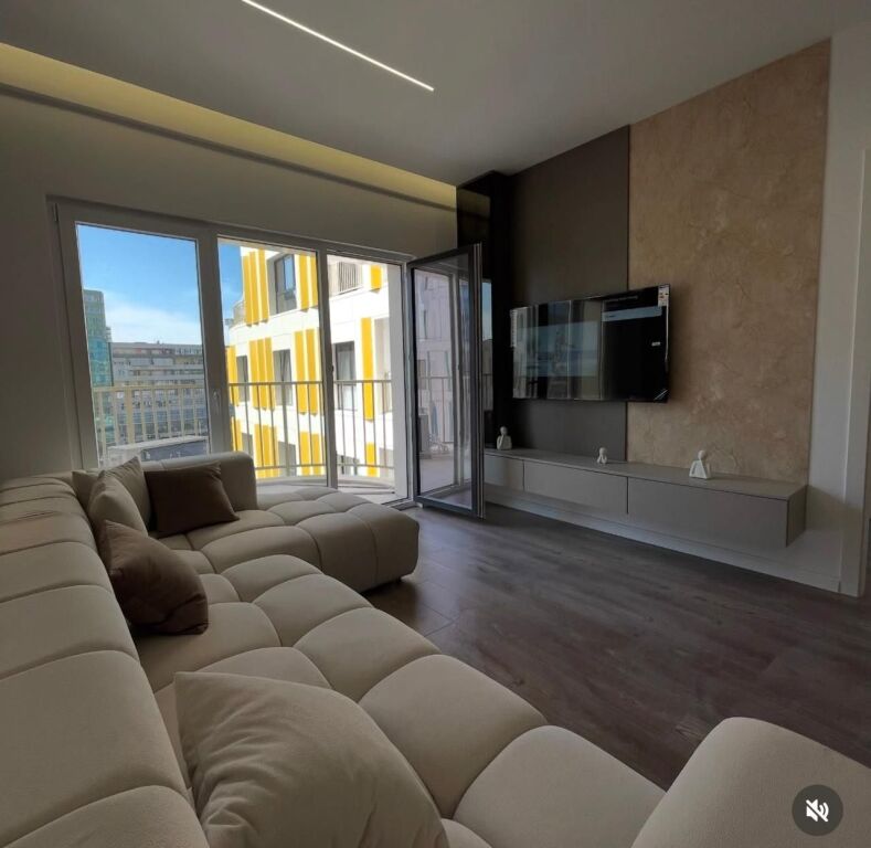 🏡 Jepet me qira apartament 2+1 📐 Sipërfaqe: 75 m² 🏢 Kati 5 🌇 Me pamje nga Ringu  Apartament i organizuar mirë, me ndriçim natyral dhe në një zonë shumë të kërkuar të Tiranës.  💶 Çmimi: 900 € / muaj  