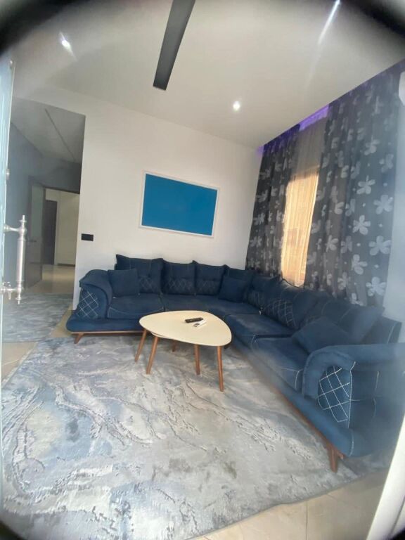 Jepet me qira apartament në shtëpi private – pranë shkollës “Sarina 2002”(tek treshi),Tiranë. 🏠 Tipologji: 3+1  📍 Kati: i parë  Apartamenti është tërësisht i mobiluar dhe i pajisur me elektro-shtëpiake bashkëkohore, me klasë energjetike A++ / A+++.  ✅ Çdo dhomë e pajisur me kondicioner  ✅ Ambient i bollshëm dhe funksional  ✅ I përshtatshëm për familje ose qëndrim afatgjatë  🔒 Ambjenti është i monitoruar me kamera sigurie nga jashtë  🚗 Oborr i bollshëm me portë automatike, parkim për 1–2 makina  💰 Çmimi: 450 € / muaj  🚘 Parkim i përfshirë