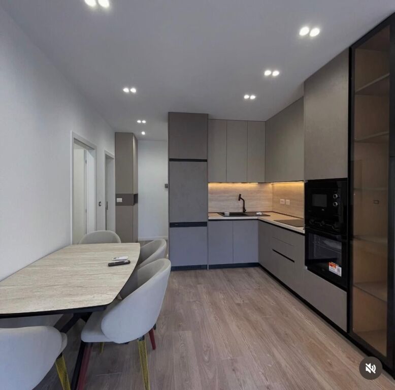 🏡 Jepet me qira apartament 2+1 📐 Sipërfaqe: 75 m² 🏢 Kati 5 🌇 Me pamje nga Ringu  Apartament i organizuar mirë, me ndriçim natyral dhe në një zonë shumë të kërkuar të Tiranës.  💶 Çmimi: 900 € / muaj  