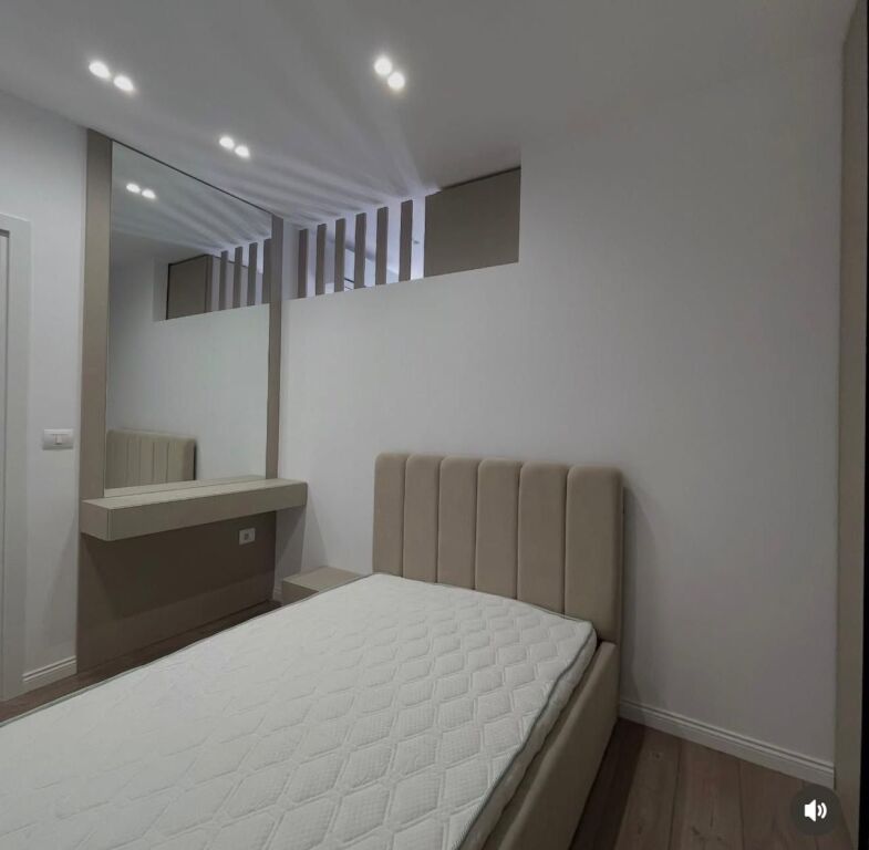 🏡 Jepet me qira apartament 2+1 📐 Sipërfaqe: 75 m² 🏢 Kati 5 🌇 Me pamje nga Ringu  Apartament i organizuar mirë, me ndriçim natyral dhe në një zonë shumë të kërkuar të Tiranës.  💶 Çmimi: 900 € / muaj  