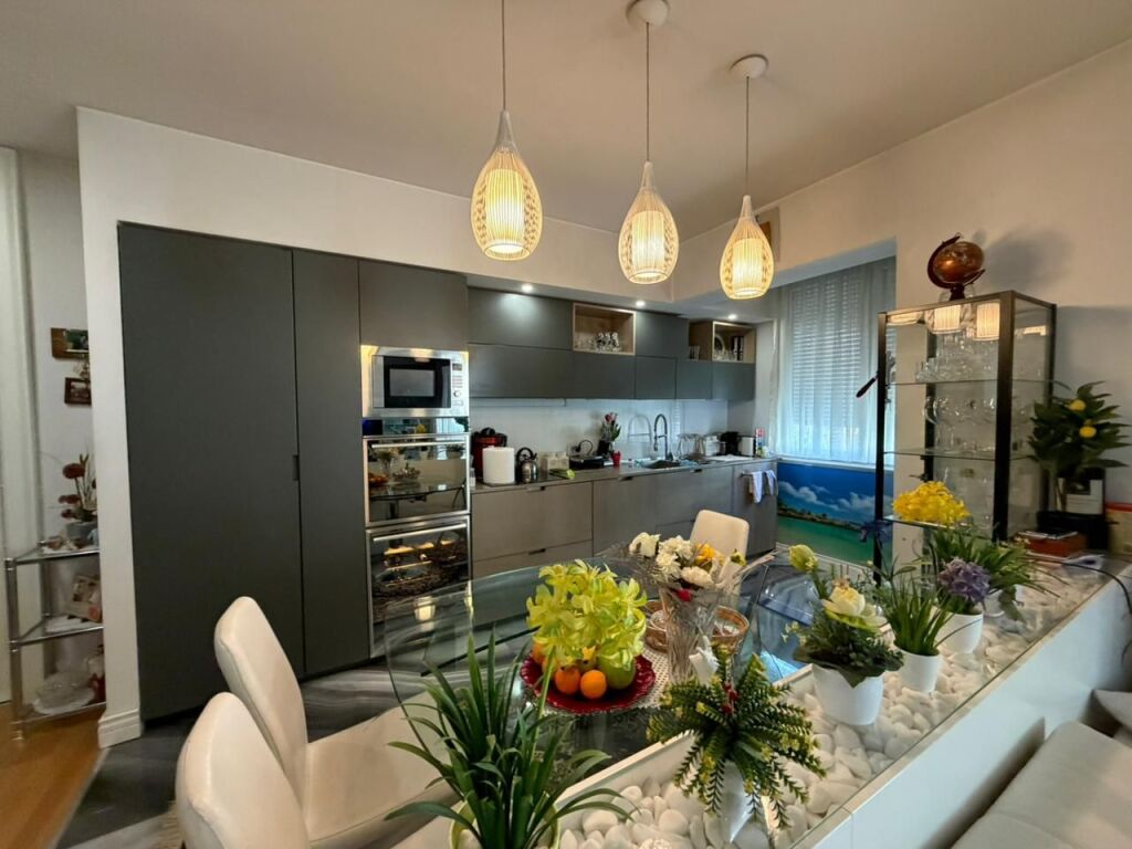 Shitet Super Apartament 3+1+2 + Garazh