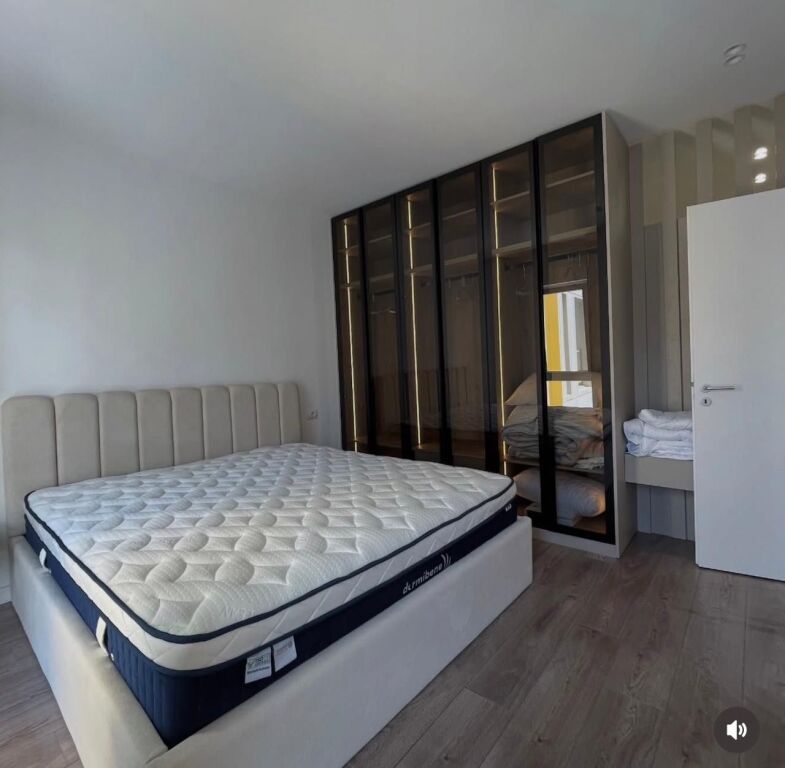🏡 Jepet me qira apartament 2+1 📐 Sipërfaqe: 75 m² 🏢 Kati 5 🌇 Me pamje nga Ringu  Apartament i organizuar mirë, me ndriçim natyral dhe në një zonë shumë të kërkuar të Tiranës.  💶 Çmimi: 900 € / muaj  