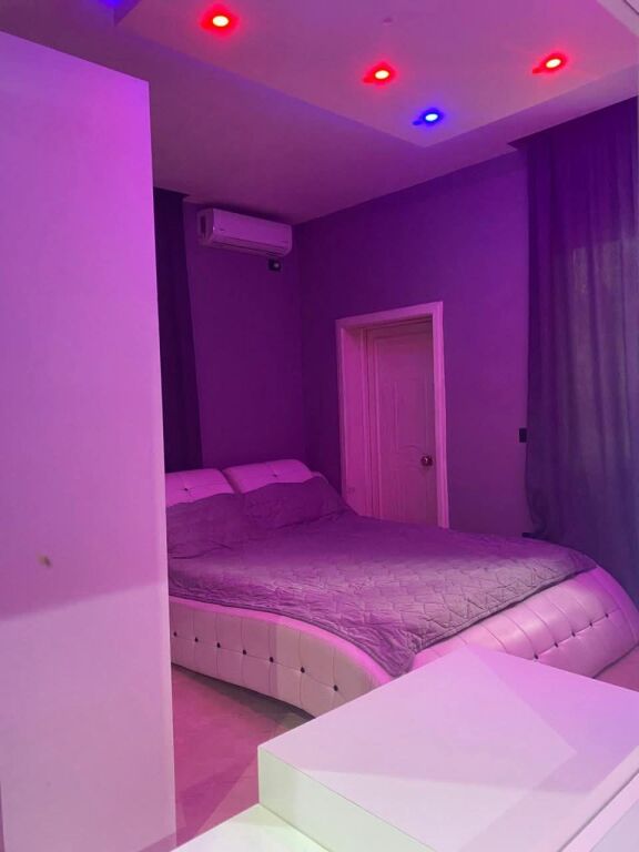 Jepet me qira apartament në shtëpi private – pranë shkollës “Sarina 2002”(tek treshi),Tiranë. 🏠 Tipologji: 3+1  📍 Kati: i parë  Apartamenti është tërësisht i mobiluar dhe i pajisur me elektro-shtëpiake bashkëkohore, me klasë energjetike A++ / A+++.  ✅ Çdo dhomë e pajisur me kondicioner  ✅ Ambient i bollshëm dhe funksional  ✅ I përshtatshëm për familje ose qëndrim afatgjatë  🔒 Ambjenti është i monitoruar me kamera sigurie nga jashtë  🚗 Oborr i bollshëm me portë automatike, parkim për 1–2 makina  💰 Çmimi: 450 € / muaj  🚘 Parkim i përfshirë