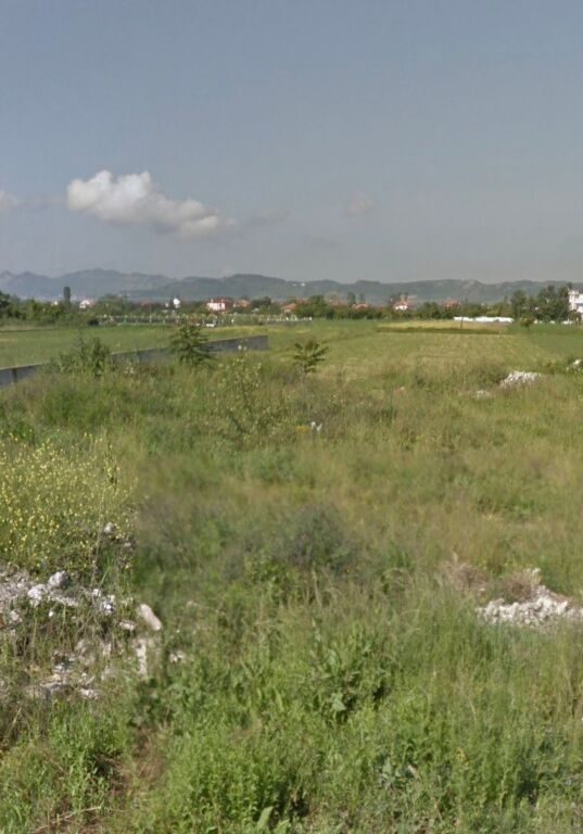 Shitet toke ne rrugen Nacionale " Kamez- Fushe Kruje"