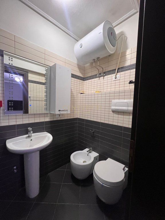 APARTAMENT 1+1 ME POST PARKIMI ME QIRA TEK KOMPLEKSI DELIJORGJI 700 € /Muaj