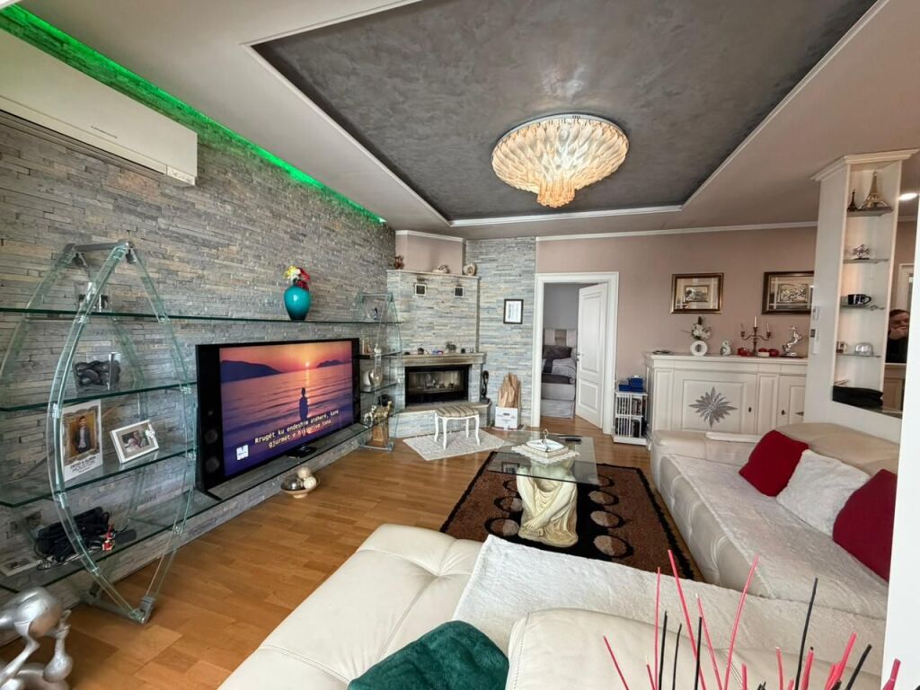 Shitet Super Apartament 3+1+2 + Garazh