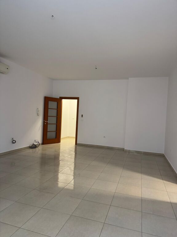 Zyre me qera, Rruga e Kosovareve!