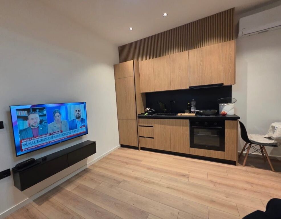 Shitet apartament 1+1 tek liqeni i thate