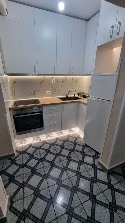 Jepet me Qira Apartament 1+1 , rruga Irfan Tomini, 450 Euro