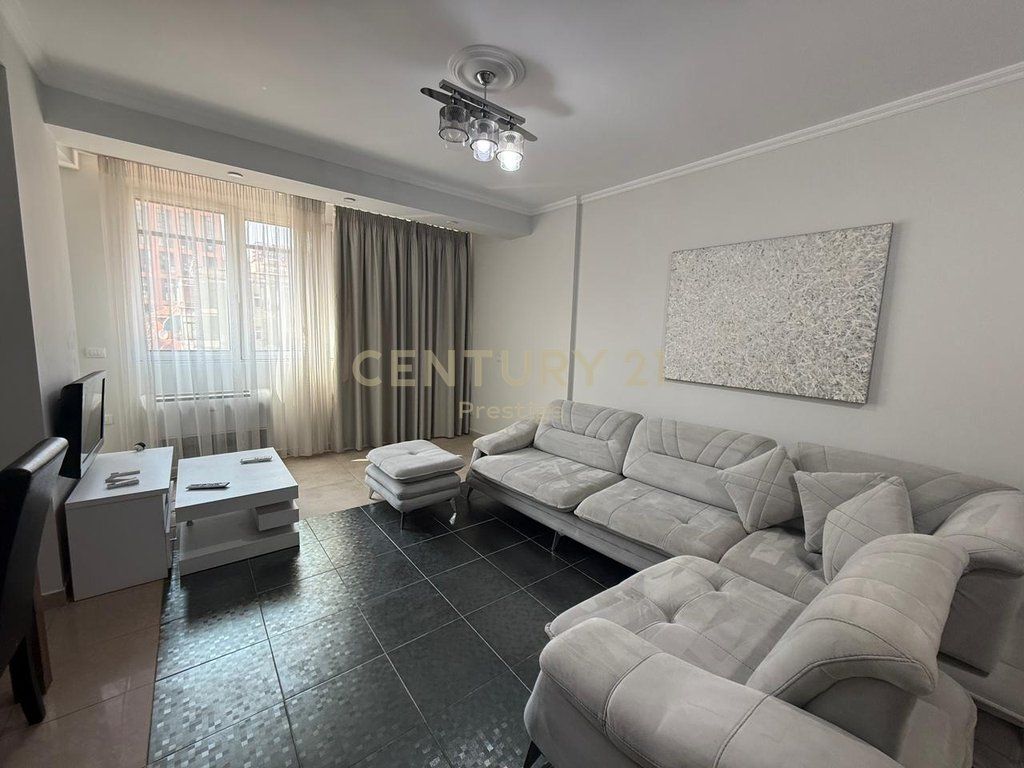 APARTAMENT 3+1+2 ME QERA TEK RRUGA E KAVAJES