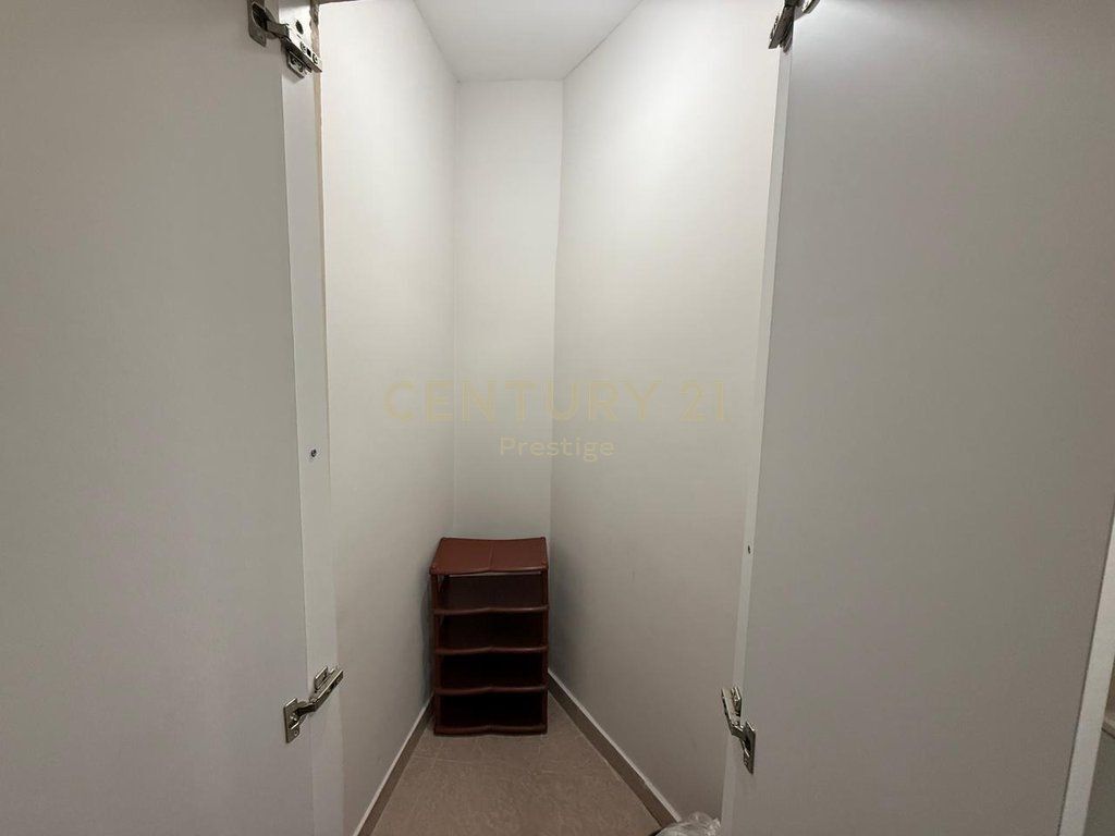 APARTAMENT 3+1+2 ME QERA TEK RRUGA E KAVAJES