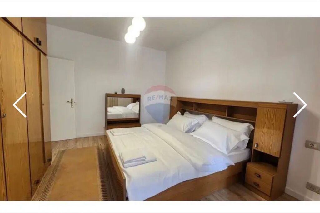 Jepet me qira apartament 1+1,Komuna e Parisit! Jepet me qira apartament luksoz 1+1, i pozicionuar në një nga zonat më të kërkuara dhe elitare të Tiranës, në komunen e parisit. Karakteristikat e Pronës: Sipërfaqja: 59 m² e shfrytëzuar deri në detaj. Arredimi: Interior design minimalist, i sapo investuar me materiale premium. Salloni &amp; Kuzhina: Ambient i hapur (open space) me kuzhinë inkaso moderne,dhe zonë ndenjieje mjaft komode. Tualeti: Investim i nivelit të lartë, detaje estetike dhe lavatriçe të teknologjisë së fundit. Vetëm 10 minuta në këmbë nga Parku i Madh i Liqenit dhe Blloku.