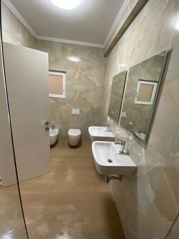 Jepet me qera Apartamenti 1+1 , ne fund te Bulevardit te Ri ( Kompleksi Bermond) : 450 mije leke