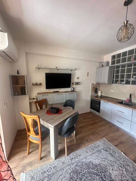 Vendesi in vendita 1+1 ad Astir vicino all'Artista