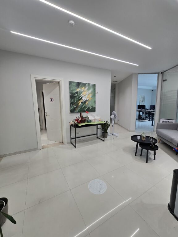 Locale commerciale in affitto Via Kavaja