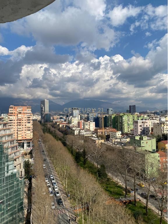 Jepet me Qera Apartament per Zyra 2+1+2 tek IshEkspozita 1,000 € /Muaj Sip. Totale  120m2