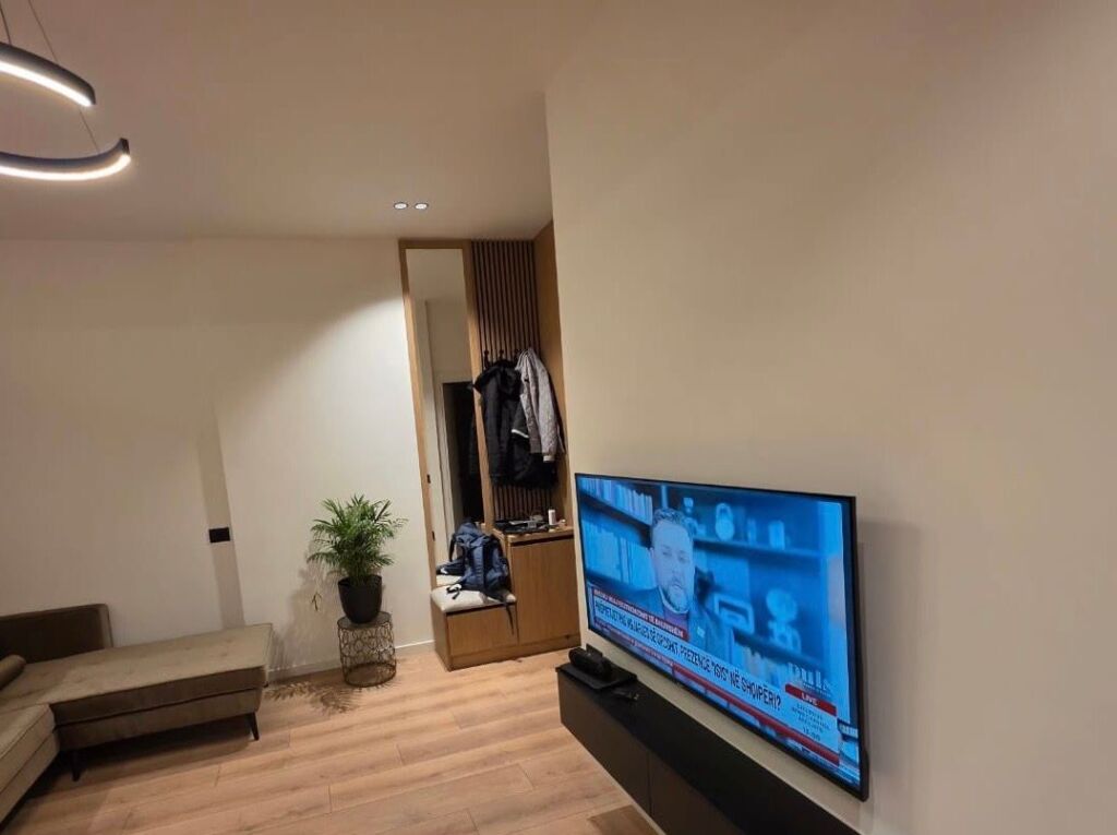 Shitet apartament 1+1 tek liqeni i thate