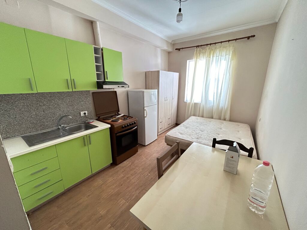 Gazoniere me qera Perball Deliorgjit