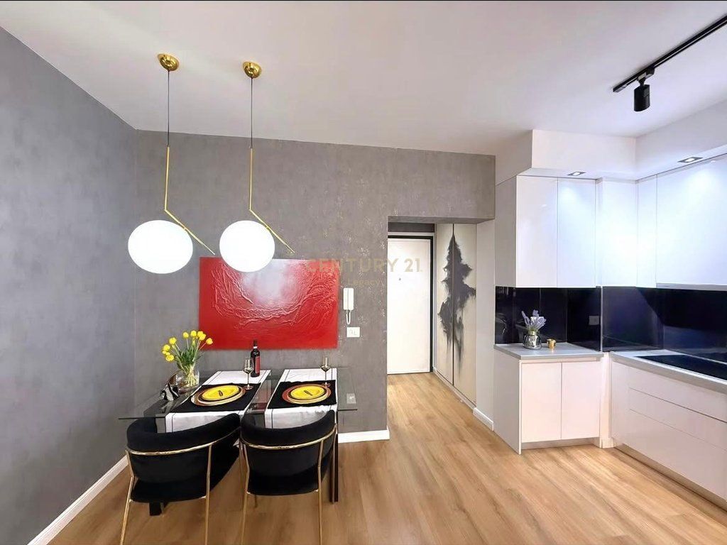 ME QIRA APARTAMENT 1+1 – TIRANA MOSAIC, ZONA 21 DHJETORI 800 € /muaj Sipërfaqe bruto 77m2