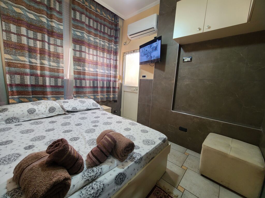 Super ambiente al 2° piano vicino al concord center Completamente attrezzato con tutto e wifi